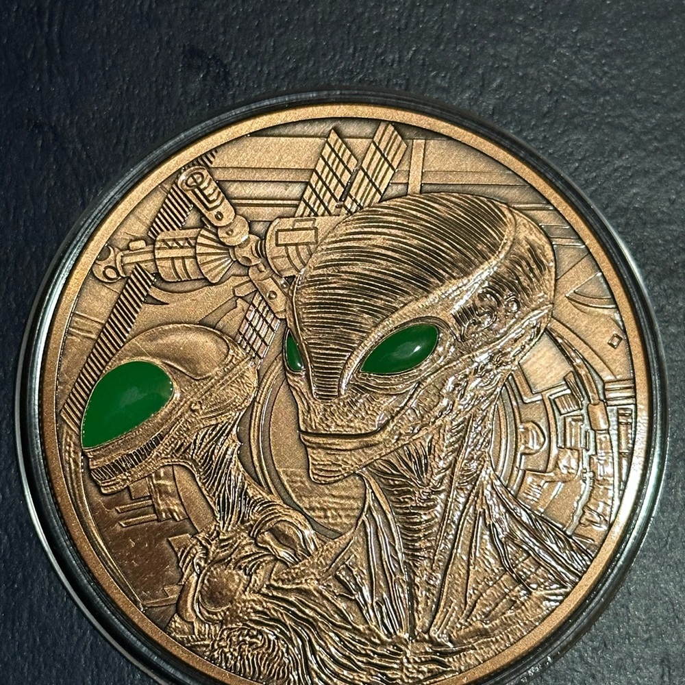 5oz copper Alien-Themed glow in the dark round